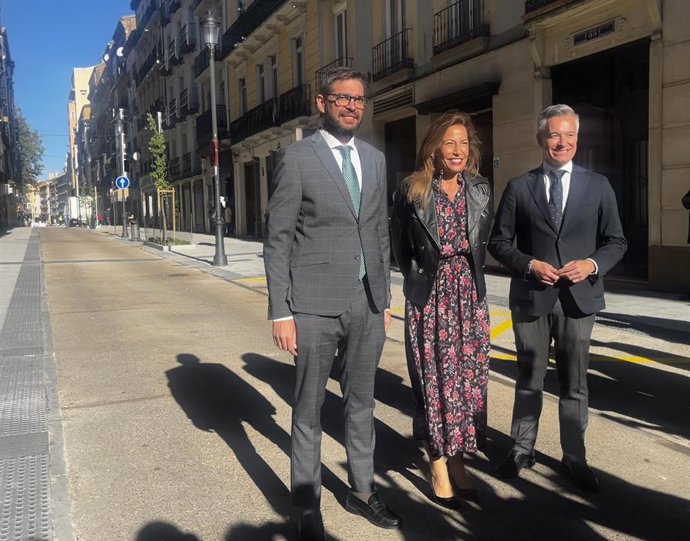 La alcaldesa, Natalia Chueca, junto al consejero municipal de Urbanismo, Víctor Serano, y el presidente de la Junta de Distrito Casco Histórico, Armando Martínez, en la renovada calle Manifestación de Zaragoza.