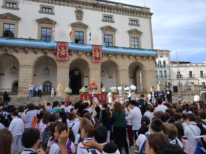 La Virgen de la Montaña visita el ayuntamiento y participa en una recepción de escolares en la Plaza Mayor