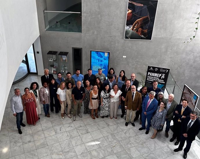 Clausura en el Centro de Simulación Clínica Avanzada de Iavante de la Fundación Progreso y Salud en Granada de la tercera edición del programa formativo andaluz en Medicina Personalizada y de Precisión.