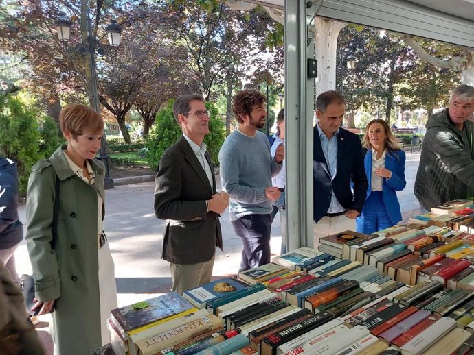 Visita De Las Autoridades A La FERIA DE LIBRO ANTIGUO Y DE OCASIÓN