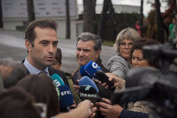 El ministro de Economía, Carlos Cuerpo, atiendo a los medios este viernes en Galicia.