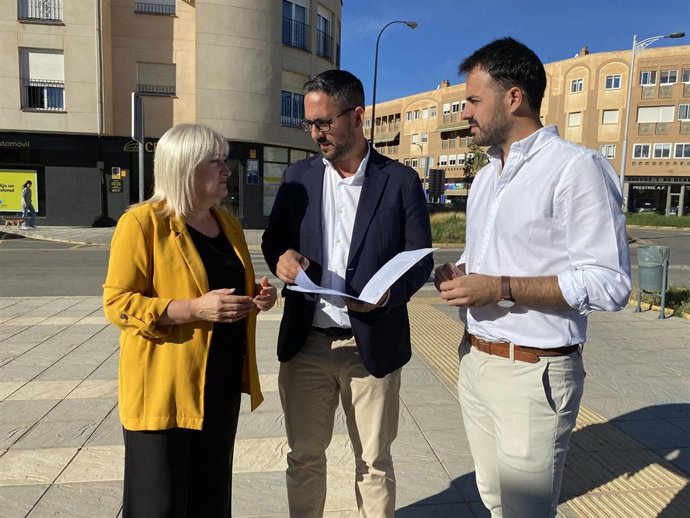 El portavoz del PP de Benalúa, Arturo Vergara, junto al vicesecretario de Agricultura del PP de Granada, Antonio Mancilla, y la parlamentaria Celia Santiago.