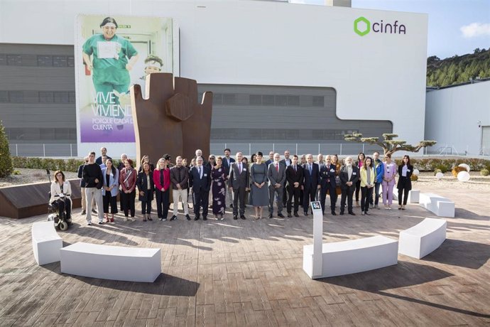 La presidenta del Gobierno de Navarra, María Chivite,y la ministra de Inclusión, Seguridad Social y Migraciones, Elma Saiz, asisten a la inauguración de las nuevas instalaciones de Cinfa en Olloki.