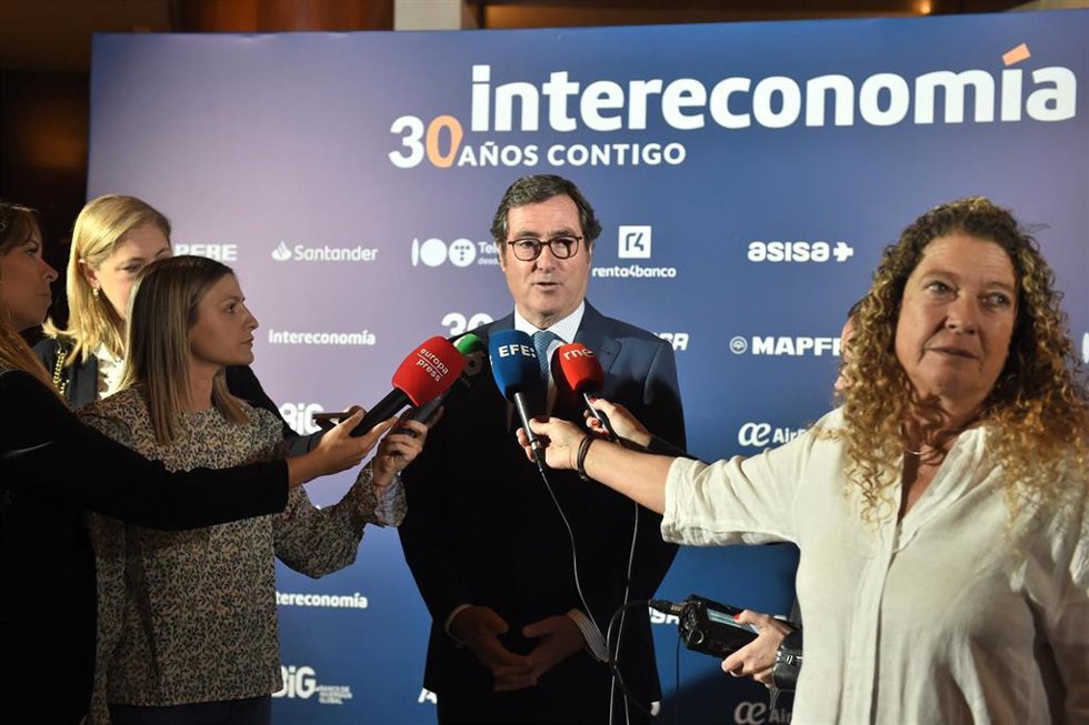 El presidente de la CEOE, Antonio Garamendi, atiende a los medios de comunicación durante el acto de conmemoración del 30 aniversario de Radio Intereconomía, en el Teatro Real