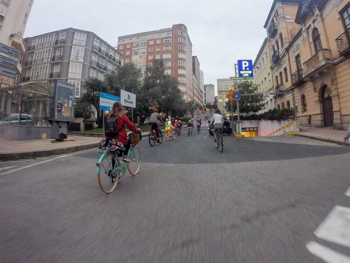 Archivo - Ciclistas por las calles de Santander