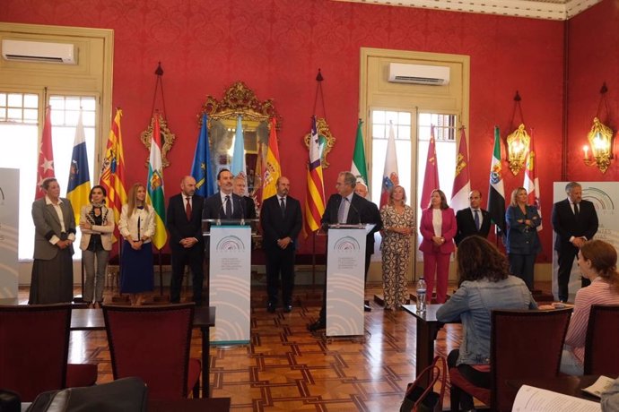 Enrique Ossorio, presidente de la Asamblea de Madrid y de la Coprepa (d), y Gabriel Le Senne, presidente del Parlamento de Baleares (i).