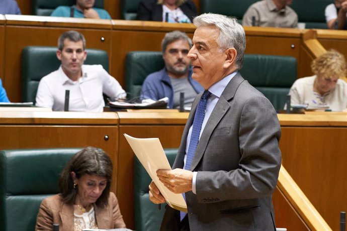 Archivo - El presidente del PP vasco, Javier de Andrés, interviene durante el pleno de designación del lehendakari del Gobierno Vasco, en el Parlamento Vasco, a 20 de junio de 2024, en Vitoria-Gasteiz, Álava