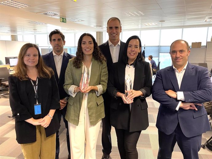 El equipo de Banco Sabadell con los diferentes premios.