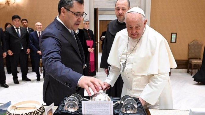 El Papa Franciscoy el presidente de Kirguistán, Sadyr Zhaparov.