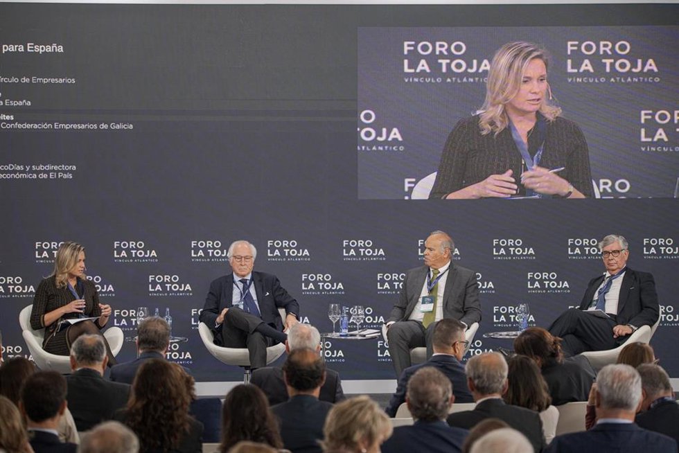 La Directora  de CincoDías y subdirectora de información económica de El País, Amanda Mars, El Presidente del Círculo de Empresarios, Juan Mariá Nin, el Presidente de la Confederación Empresarios de Galicia, Juan Manuel Vieites, y el CEO de Iberdrola, M