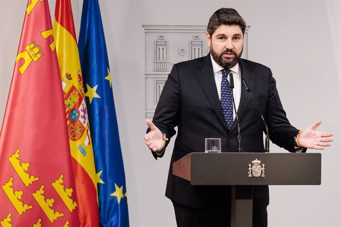 El presidente de la Región de Murcia, Fernando López Miras, durante una rueda de prensa posterior a la reunión con el presidente del Gobierno, Pedro Sánchez, en el Complejo de La Moncloa, a 4 de octubre de 2024, en Madrid (España). Estas reuniones se enma