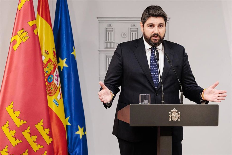 El presidente de la Región de Murcia, Fernando López Miras, durante una rueda de prensa posterior a la reunión con el presidente del Gobierno, Pedro Sánchez, en el Complejo de La Moncloa, a 4 de octubre de 2024, en Madrid (España). Estas reuniones se en