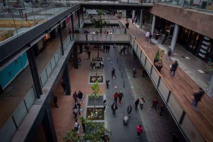 Archivo - Varias personas realizan compras en el centro comercial La Maquinista.