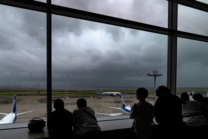 Archivo - TOKYO, Aug. 16, 2024  -- Passengers wait at Haneda Airport in Tokyo, Japan, Aug. 16, 2024.   Ampil, the seventh typhoon of the year, hit Japan on Friday, forcing cancellations of public transit services.
