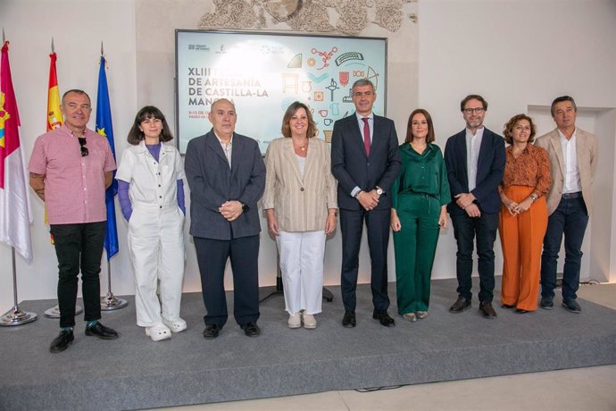 La consejera de Economía, Empresas y Empleo, Patricia Franco, ha presentado la XLIII edición de FARCAMA, la Feria de Artesanía de Castilla-La Mancha, en el Salón Rico de Toledo.