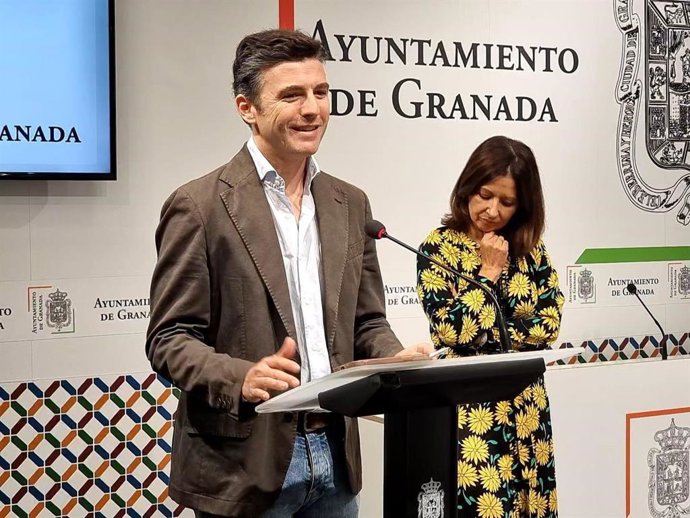 El portavoz del gobierno local de Granada, Jorge Saavedra, atiende a los medios en presencia de la edil de Empleo, Encarnación González
