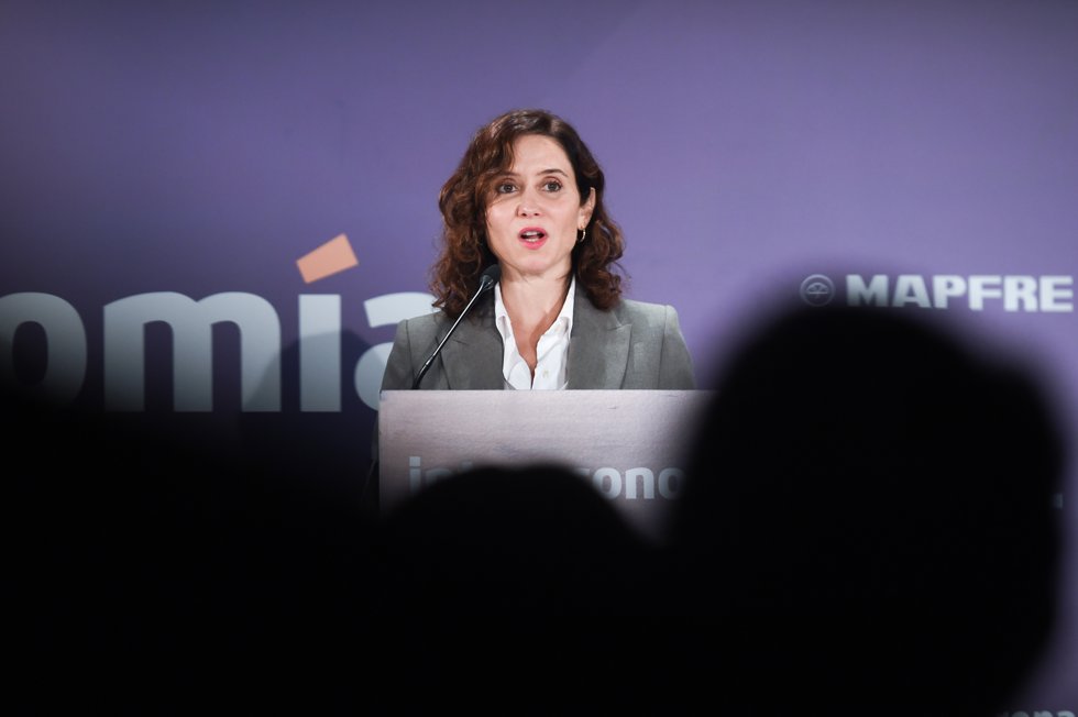 La presidenta de la Comunidad de Madrid, Isabel Díaz Ayuso, interviene durante el acto de conmemoración del 30 aniversario de Radio Intereconomía, en el Teatro Real, a 4 de octubre de 2024, en Madrid (España).