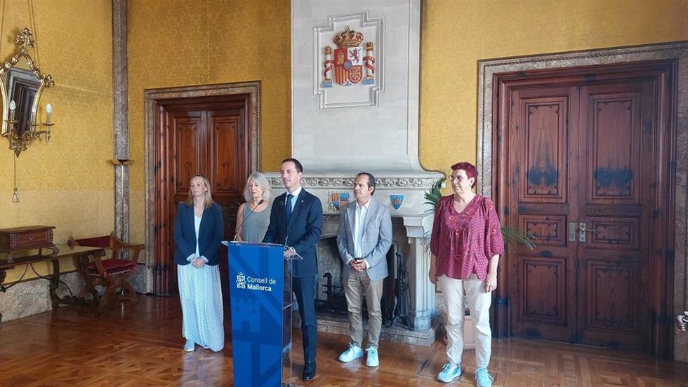 El presidente del Consell de Mallorca, Lloren Galmés, junto con representantes de la Asociación de Amigos del Pueblo Saharaui de Baleares.