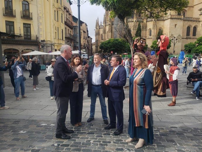 El alcalde de Segovia, José Mazarías, la delegada de la Junta, Raquel Alonso, el vicepresidente de las Cortes regionales, Francisco Vázquez, el consejero González Gago y la concejal de Cultura, May Escobar.