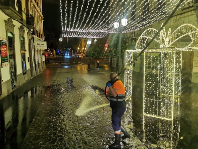 Archivo - Operativo de limpieza tras la Cabalgata de Reyes Magos en Las Palmas de Gran Canaria