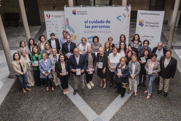 Las autoridades provinciales y los representantes de la Plataforma de Voluntariado de Segovia, en la presentación de la guía.