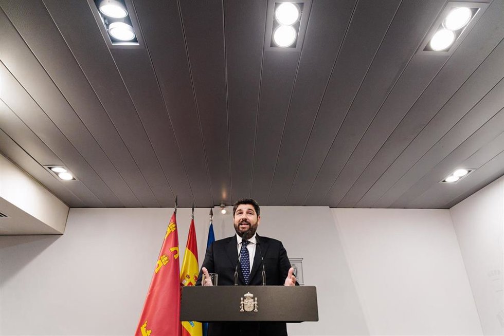 El presidente de la Región de Murcia, Fernando López Miras, durante una rueda de prensa posterior a la reunión con el presidente del Gobierno, Pedro Sánchez, en el Complejo de La Moncloa, a 4 de octubre de 2024, en Madrid (España). Estas reuniones se en