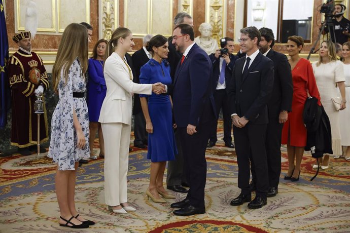 Archivo - Imagen de archivo del saludo al presidente del Principado de Asturias, Adrián Barbón, tras al acto de la jura de la Constitución de la Princesa de Asturias por su mayoría de edad ante las Cortes Generales