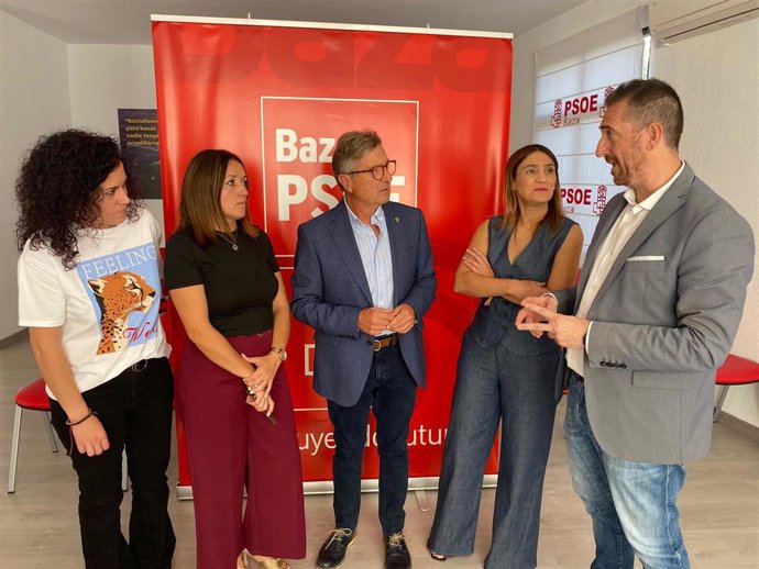 La parlamentaria socialista andaluza Olga Manzano junto al secretario general del PSOE de Baza, Manuel Gavilán; el alcalde de Benamaurel, Juan Francisco Torregrosa y las alcaldesas de Cuevas del Campo y Cúllar, Carmen Rocío Martínez y Ana Belén Martínez.