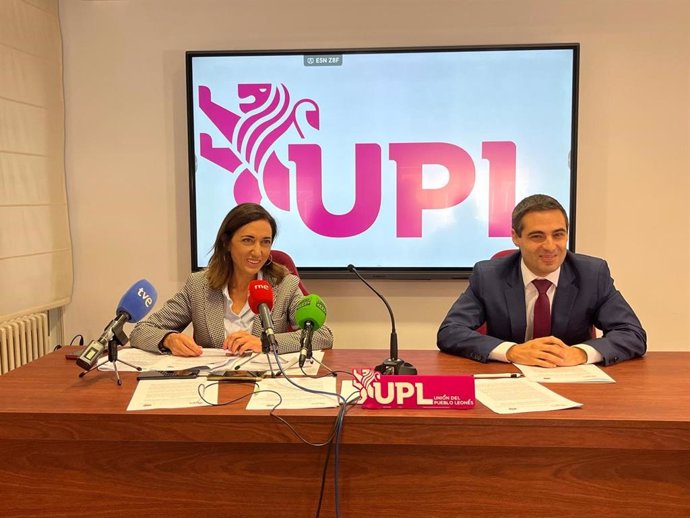 La procuradora Alicia Gallego junto al presidente de UPL, Carlos Javier Salgado en la rueda de prensa de este viernes.