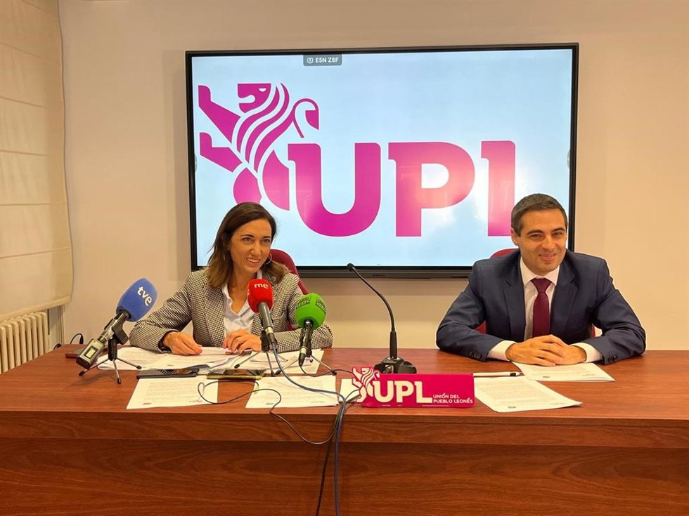 La procuradora Alicia Gallego junto al presidente de UPL, Carlos Javier Salgado en la rueda de prensa de este viernes.
