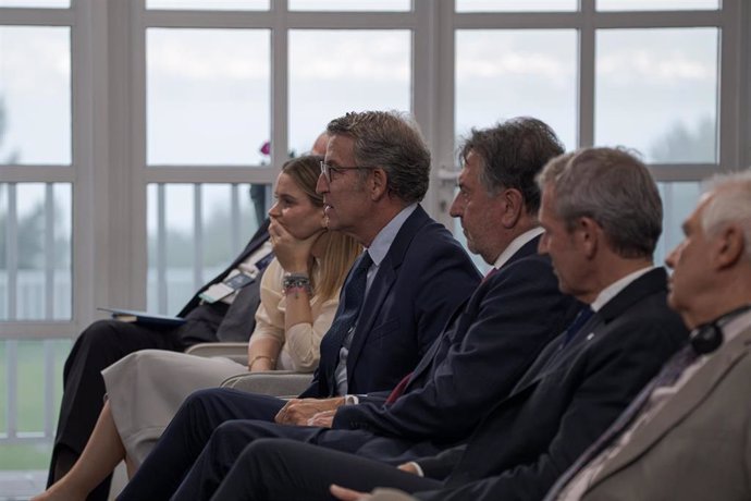 El presidente del PP, Alberto Núñez Feijóo (2i) y el presidente de la Xunta de Galicia, Alfonso Rueda (2d), durante la primera jornada del Foro de La Toja-Vínculo Atlántico, en Eurostars Gran Hotel La Toja, a 3 de octubre de 2024, en La Toja, Pontevedra, 