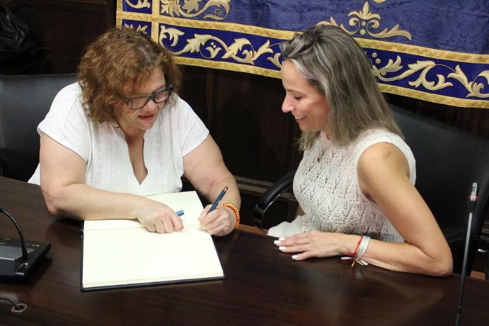 La diputada nacional de IU por Sumar en el Congreso de los Diputados, Engracia Rivera, y la alcaldesa de Pedrera (Sevilla), Lucía Ruiz.