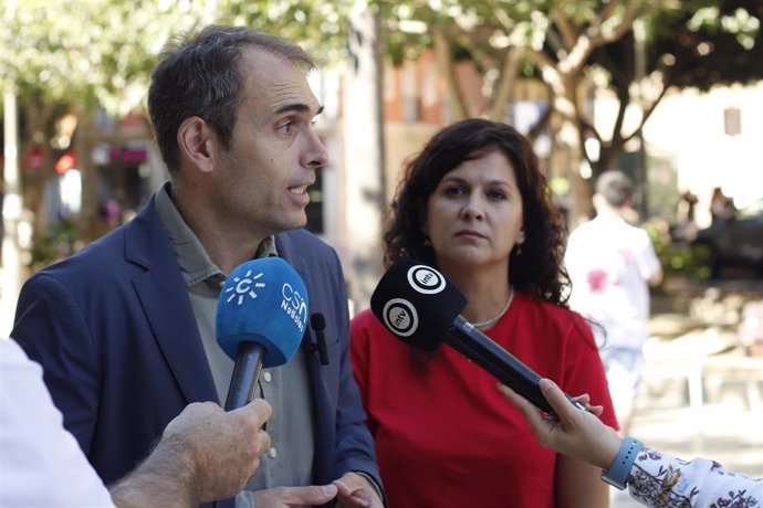 Toni Valero y María Jesús Amate (IU) atienden a los medios de comunicación.