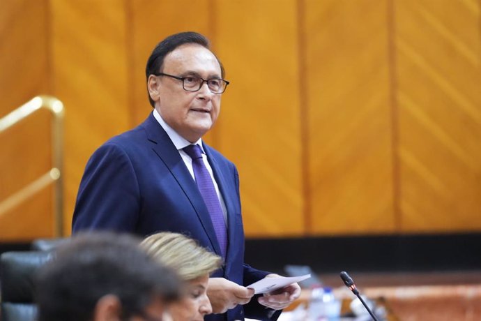 El consejero de Universidad, José Carlos Gómez Villamandos, en el Parlamento de Andalucía.