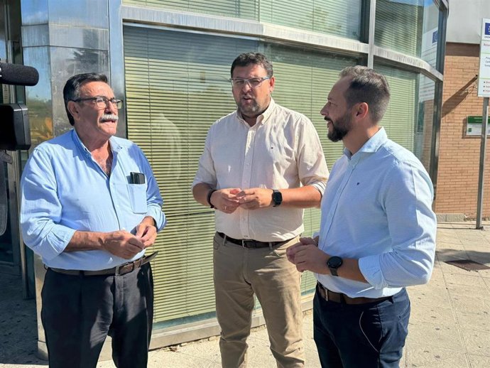 El alcalde de Santiponce, el de Guillena y el de Camas ante el apeadero de autobuses de esta última localidad