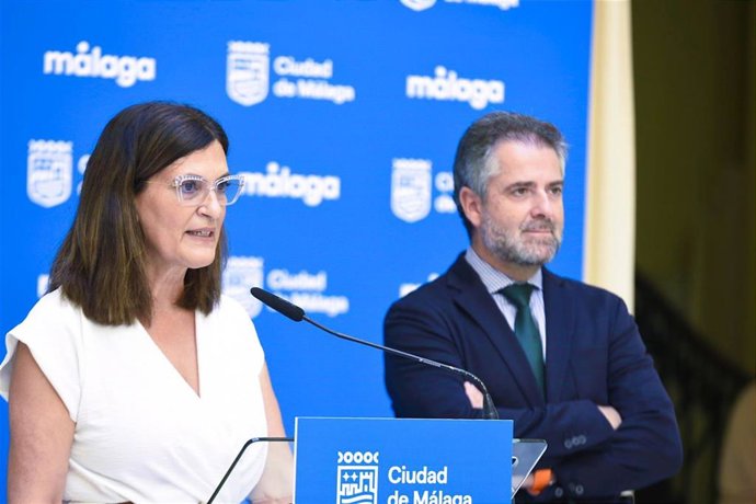 Archivo - La concejala delegada de Movilidad, Trinidad Hernández, y el edil delegado del distrito Este, Carlos Conde.