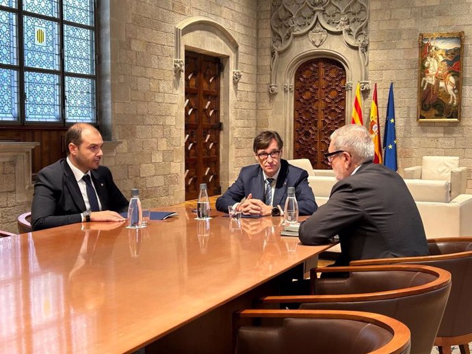 El presidente de la Generalitat, Salvador Illa (c); el conseller de Presidencia, Albert Dalmau (i), y el alcalde de Lleida, Fèlix Larrosa (d), se reúnen en el Palau de la Generalitat, a 4 de octubre de 2024