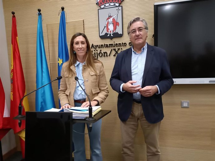 Rueda de prensa, en el Consistorio gijonés,  de la portavoz del Grupo Municipal Popular del Ayuntamiento de Gijón, Ángela Pumariega, y el presidente del PP gijonés y senador, Pablo González, sobre el vial de Jove.