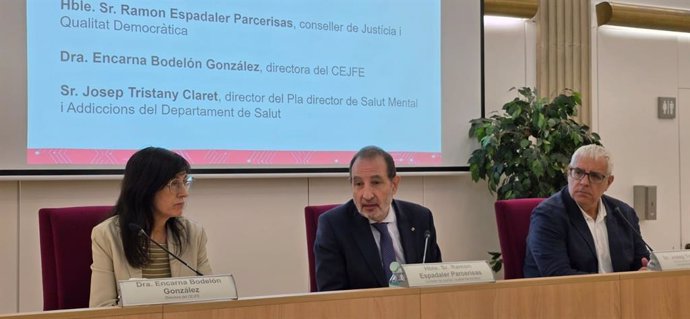 El conseller de Justicia y Calidad Democrática, Ramon Espadaler (centro), y la directora del Centro de Estudios Jurídicos y Formación Especializada, Encarna Bodelón (izq)