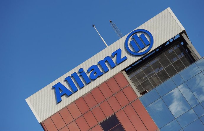 Archivo - FILED - 04 May 2013, Spain, Barcelona: A gernal view of the multinational financial services company Allianz SE logo on a building in Barcelona. German insurer Allianz posted third-quarter profits of 2.1 billion euros (2.5 billion dollars), up s