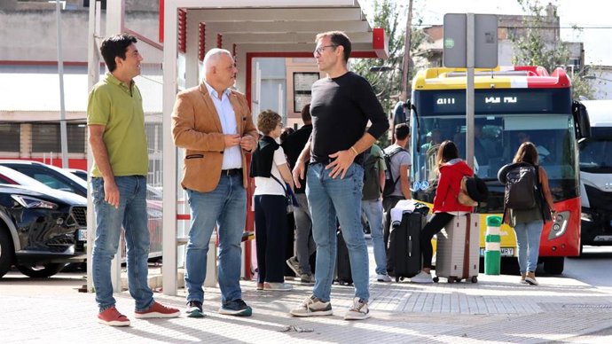 Jaume Alzamora, portavoz de MÉS per Mallorca en el Consell insular (c), en el anuncio de la moción en Manacor.