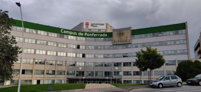 Fachada del edificio del campus de la Universidad de León en Ponferrada.