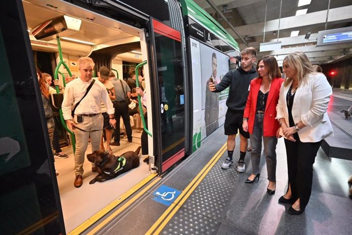 La consejera de Fomento, Articulación del Territorio y Vivienda, Rocío Díaz, junto a la alcaldesa de Granada, Marifrán Carazo, en su visita a la estación de Alcázar Genil del Metro de Granada.