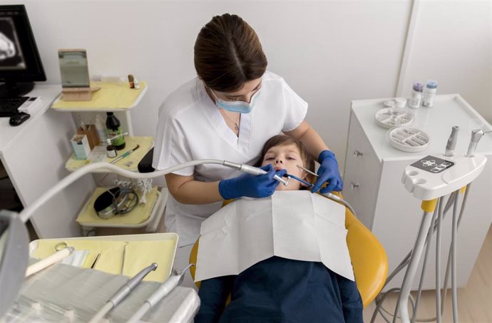 Archivo - Un niño en la dentista