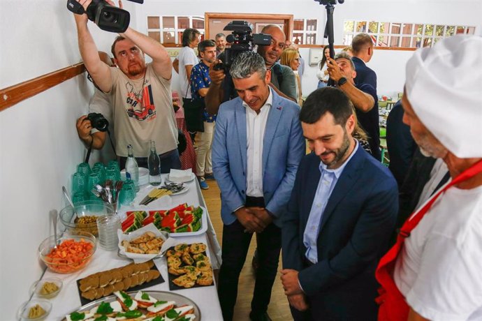 El consejero de Agricultura, Ganadería y Pesca del Gobierno de Canarias, Narvay Quintero, y el ministro de Derechos Sociales, Pablo Bustinduy, en una visita a un ecocomedor en La Orotava