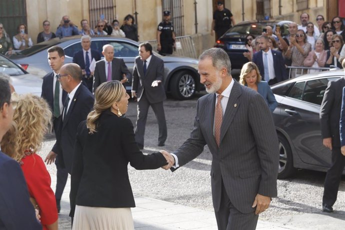 El Rey Felipe VI saluda a la presidenta de la Junta de Extremadura, María Guardiola, a su llegada a Trujillo