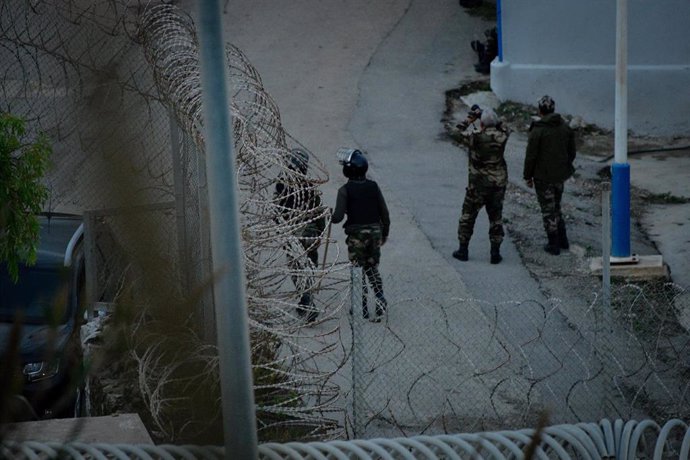 Archivo - Militares españoles vigilan el paso fronterizo de la barriada de Benzu tras un intento de salto de valla por alrededor de 200 migrantes, a 30 de octubre de 2023, en Ceuta (España). 