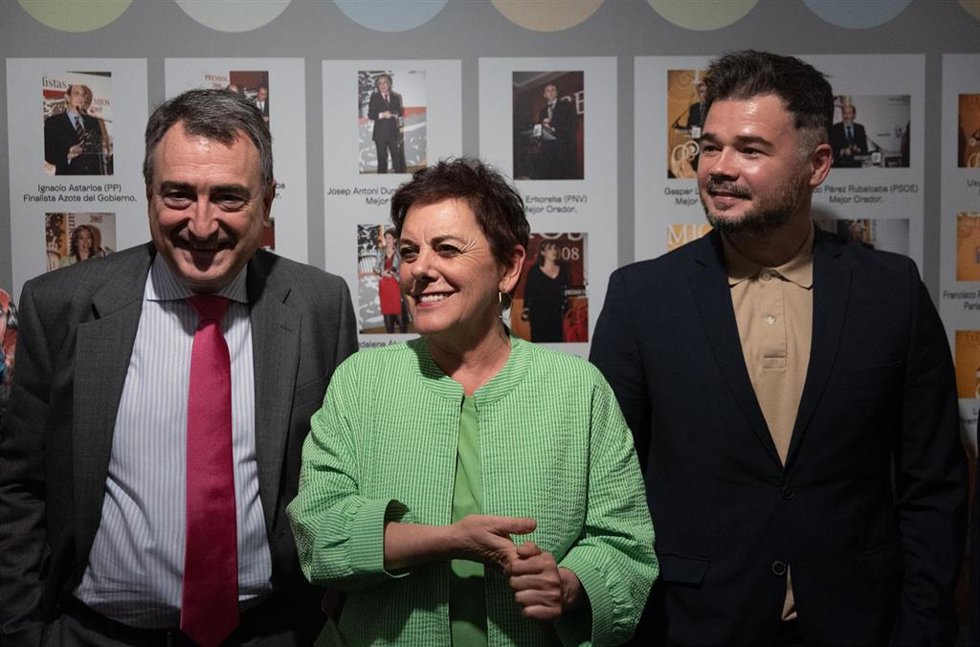 Archivo - La portavoz de Bildu, Mertxe Aizpurua, flanqueada por el nacionalista vasco Aitor Esteban (PNV) y el independentista catalán GabrielRufián (ERC)  