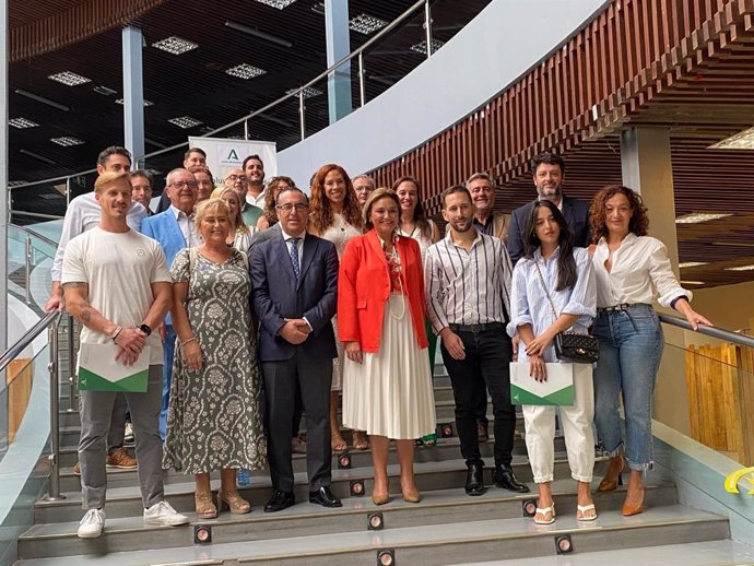 Cinco nuevas empresas han suscrito este viernes el contrato de alojamiento con el Centro Andaluz de Empredimiento (CADE) que Andalucía Emprende, fundación pública adscrita a la Consejería de Universidad, Investigación e Innovación, tiene en Torremolinos.