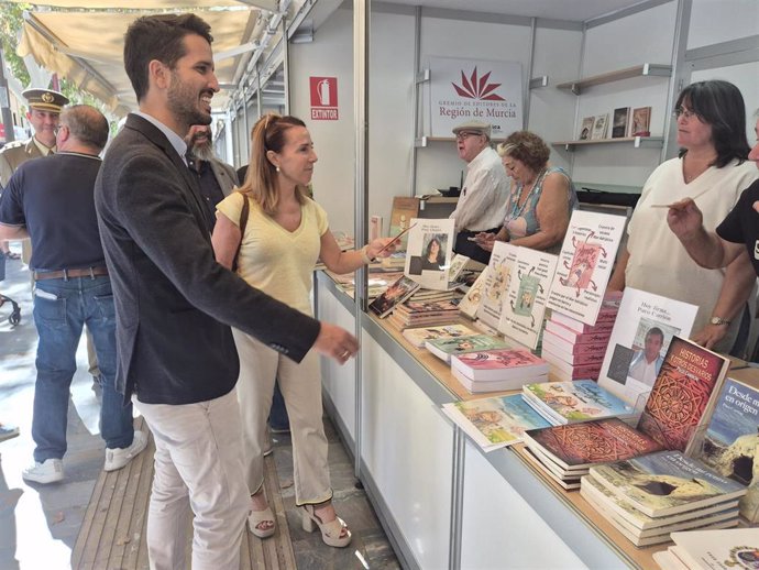 Imagen de una de las casetas de la Feria del Libro 2024